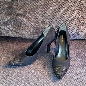 EUC Nine West Black Suede Pump w/ Gem Captoe